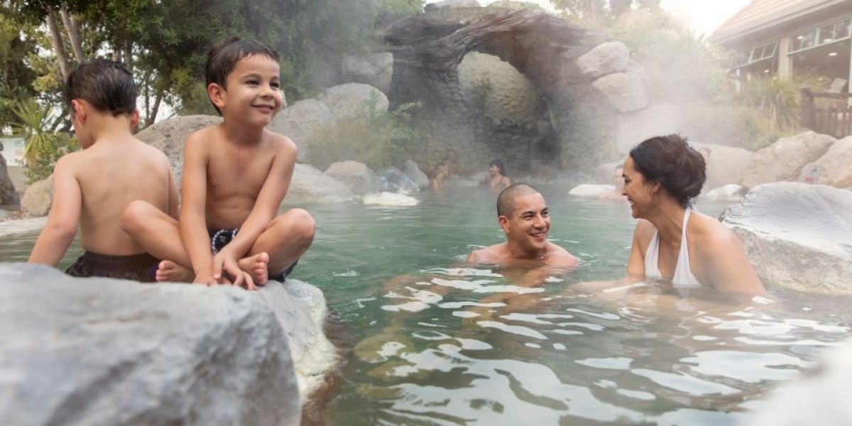 Deluxe Lake Spa Geothermal Hot Spring Bathing